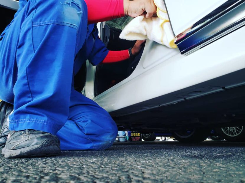洗車屋の膝は全てを物語る